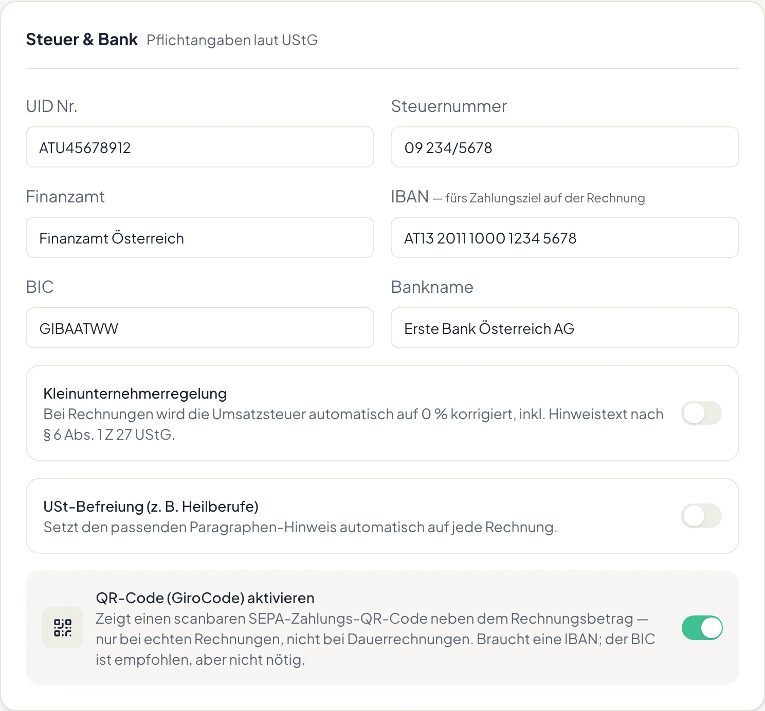 Der Bereich Steuer & Bank in den Stammdaten mit den Schaltern für Kleinunternehmerregelung, Befreiung und QR-Code