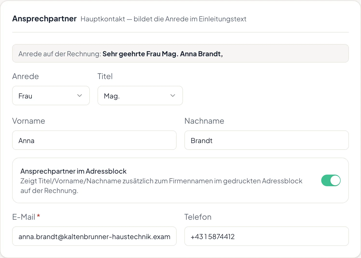 Der Hauptkontakt eines Kunden mit Anrede, Titel und Vorschau der Anrede auf der Rechnung