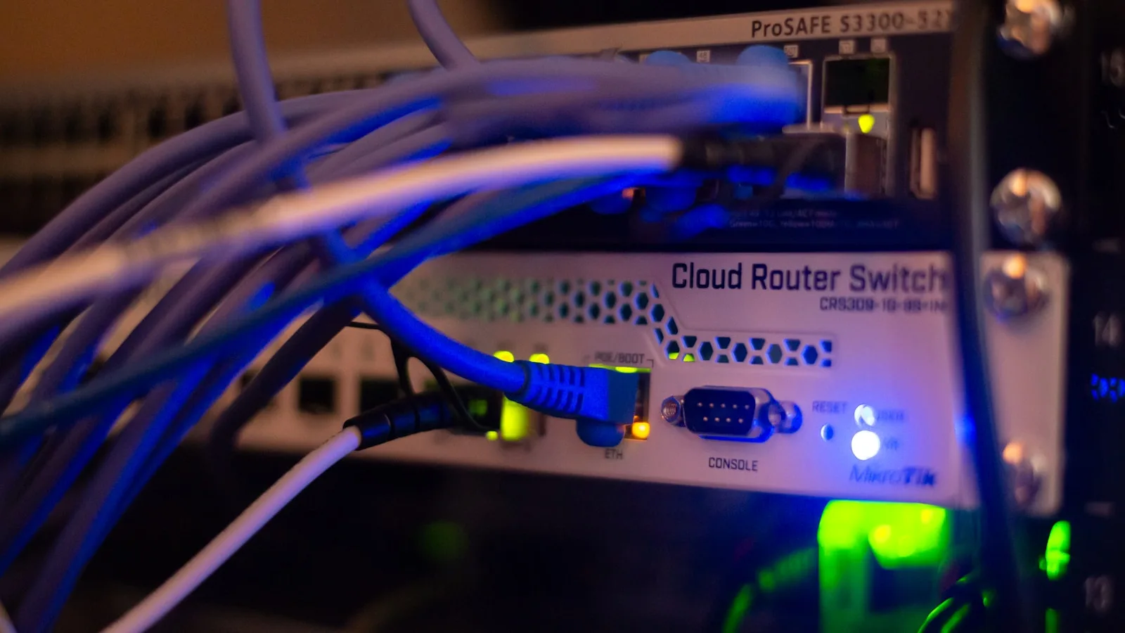 Netzwerk-Switch mit blauen Datenkabeln im Serverschrank, sinnbildlich für Peppol als europäisches Transportnetz für E-Rechnungen statt als Rechnungsformat