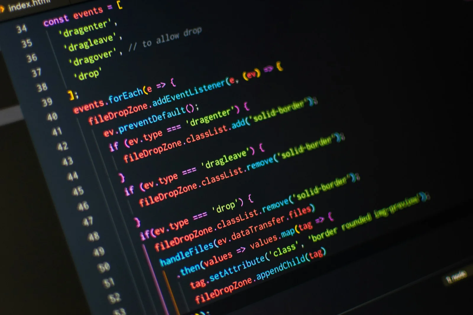 Farbig hervorgehobener Quellcode auf einem dunklen Bildschirm, sinnbildlich für die XRechnung als reine XML-Datei ohne lesbare Rechnungsansicht
