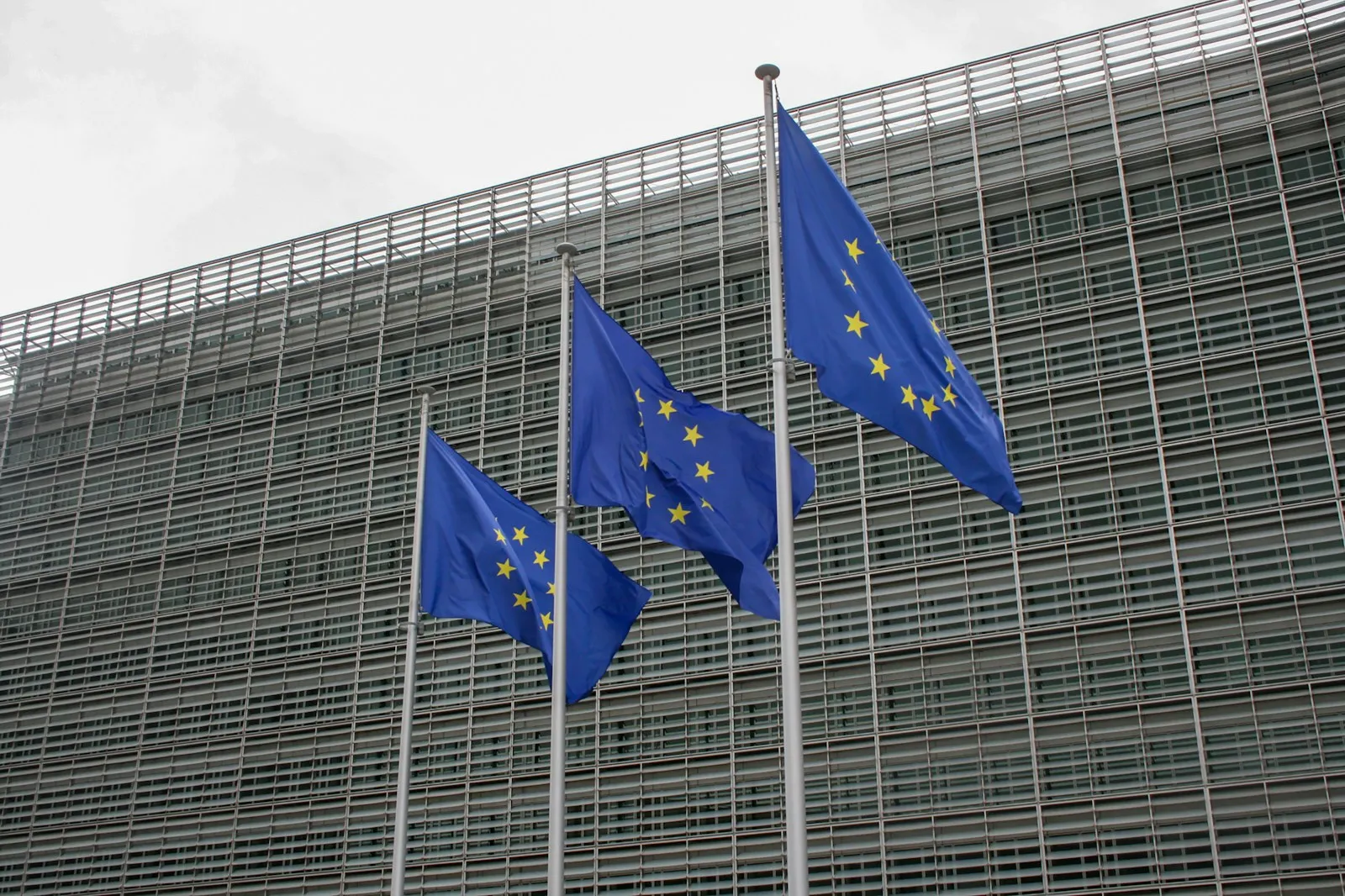 EU-Flaggen vor dem Sitz der Europäischen Kommission in Brüssel, Symbol für den EU-weiten Datenabgleich über die Zusammenfassende Meldung
